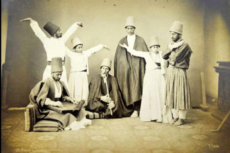 Суфийские дервиши кружащиеся в ритуальном танце