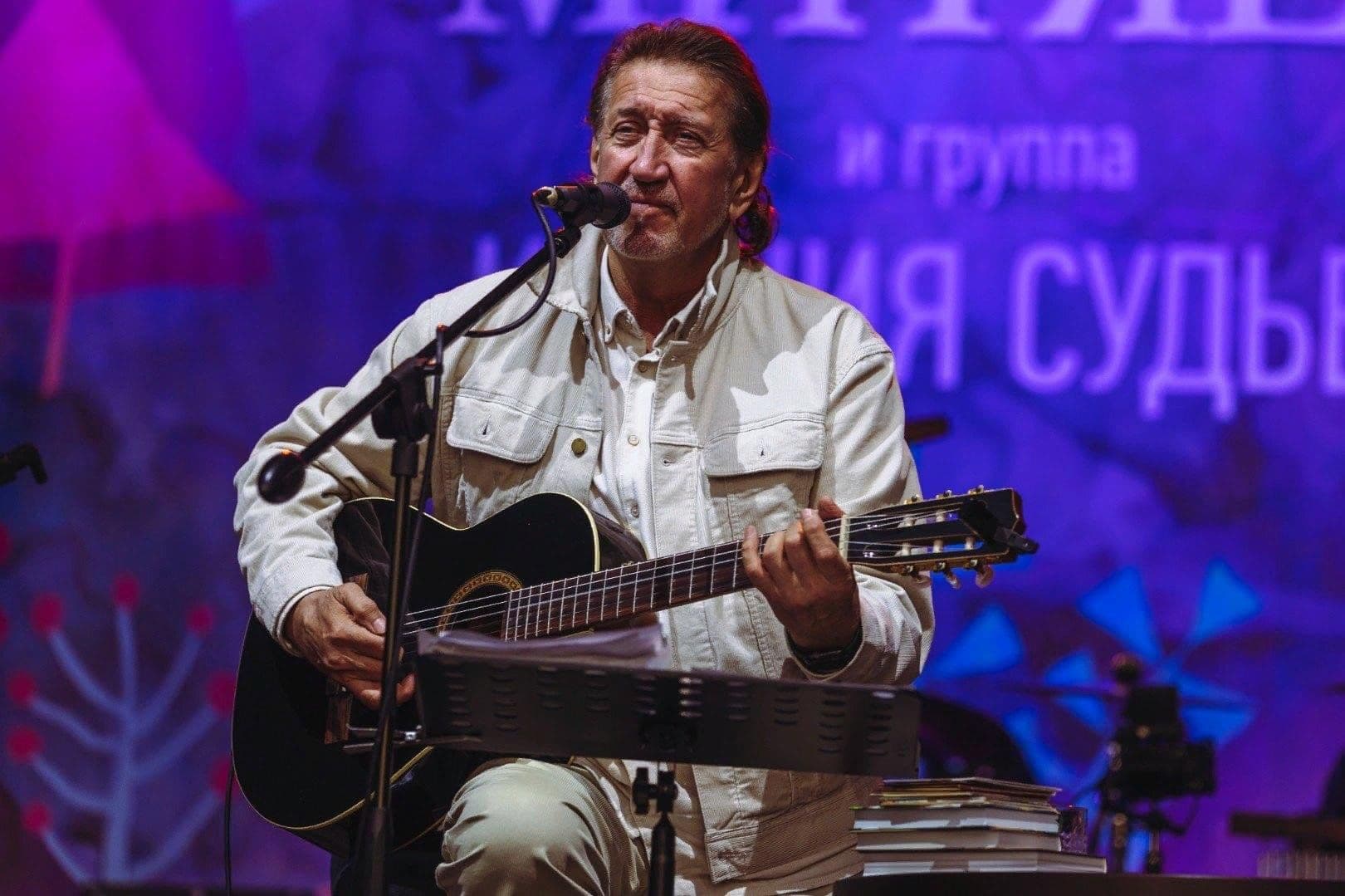 Олег Митяев на концерте современность &mdash; народный артист России исполняет Как здорово