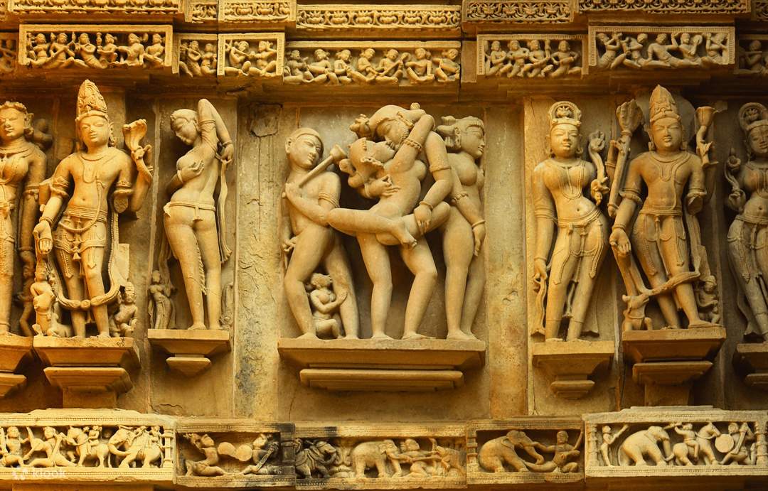 Скульптура митхуны &mdash; эротической пары в объятиях на стене храма Вишванатха