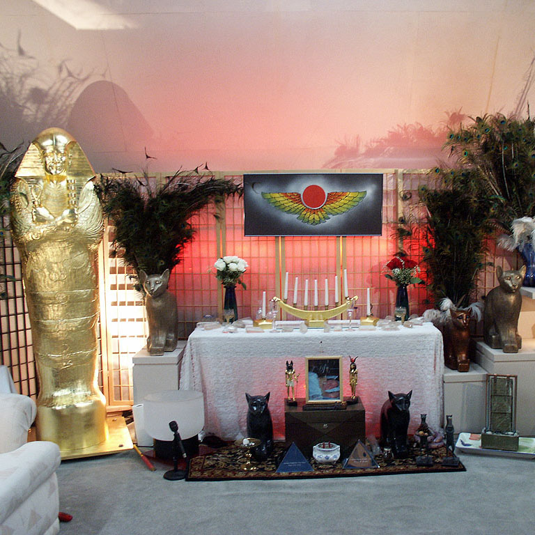 Интерьер пирамиды SUMMUM храм медитация вино