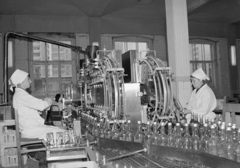 Линия розлива вина на советском заводе 1950-е годы рабочие цех