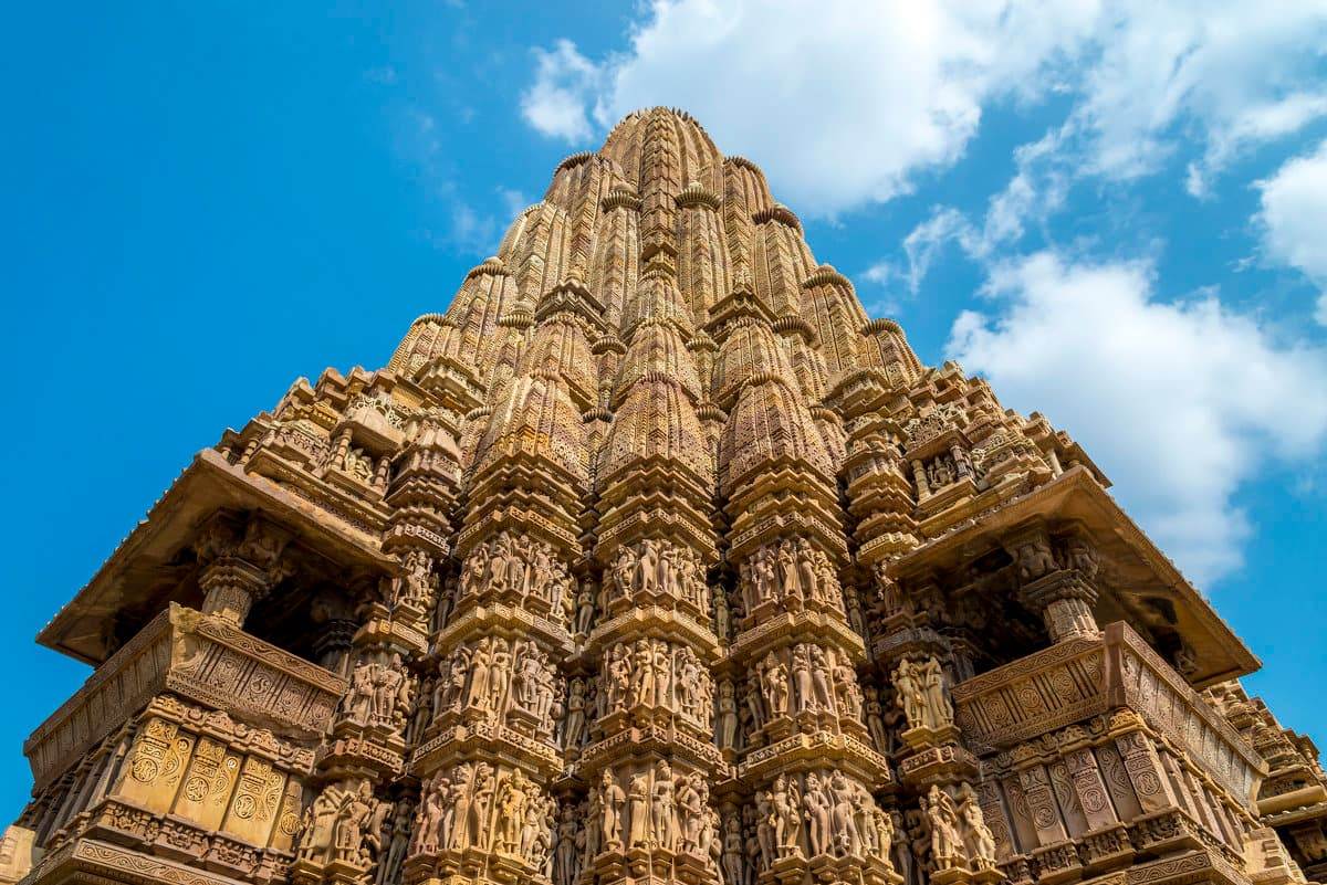 Крупный план каменной резьбы в виде ажурной решётки на стене храма