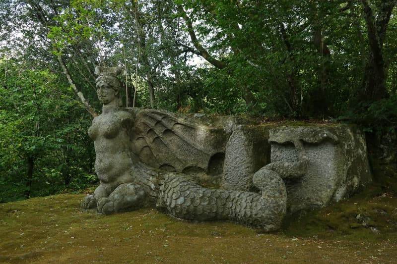 Скульптура Фурии в Священном лесу Бомарцо &mdash; заросший мхом каменный монстр