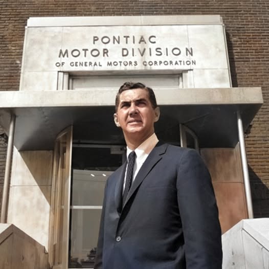 Джон Делореан у входа в штаб-квартиру Pontiac Motor Division 1965