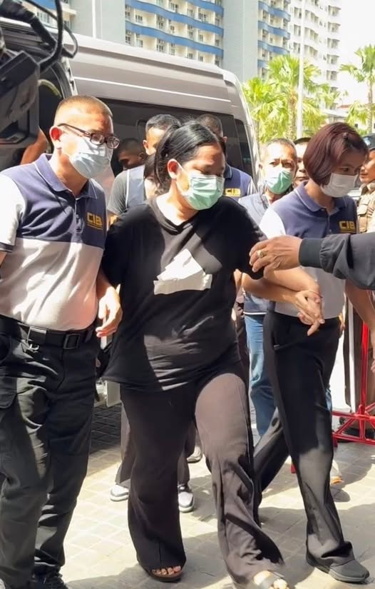 Вилаван Эмсават конвоируют сотрудники полиции