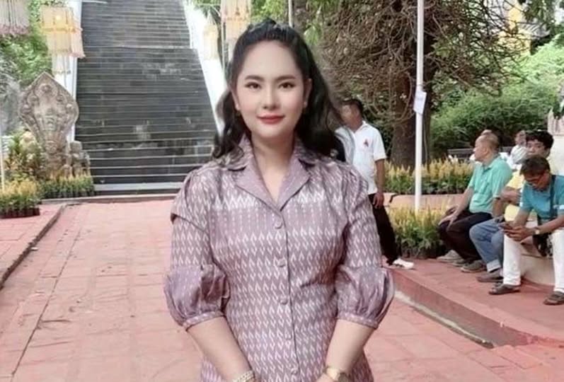 Вилаван Эмсават улыбается на фото в повседневной одежде