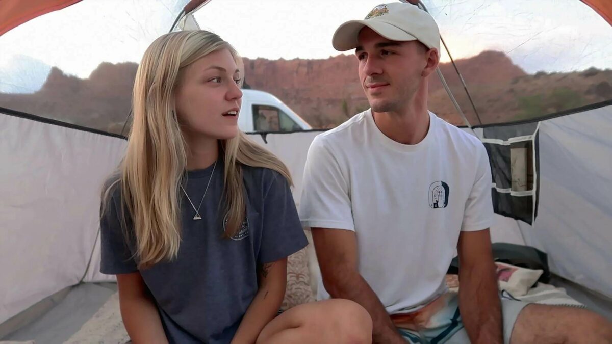 Габби Петито и Брайан Лондри вместе в палатке на фоне скалистого пейзажа на закате