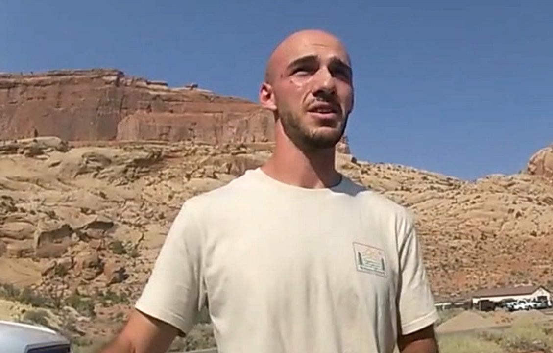 Портрет Брайана Лондри крупным планом в белой футболке на фоне природы