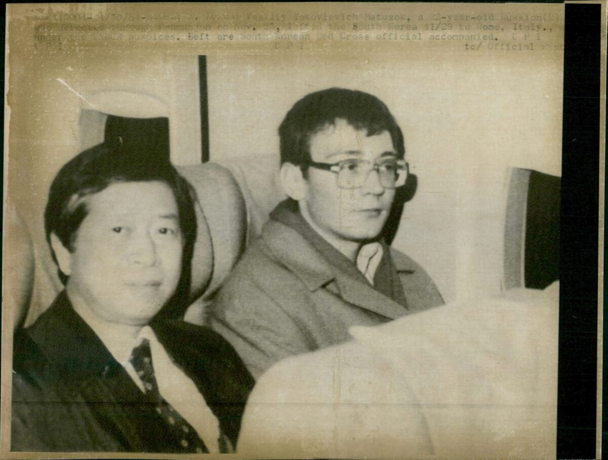 Василий Матузок в самолёте во время перелёта в США после побега через корейскую границу в 1984 году