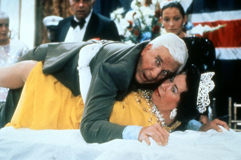 Лесли Нильсен как Фрэнк Дребин в сцене с королевой в фильме Голый пистолет 1988