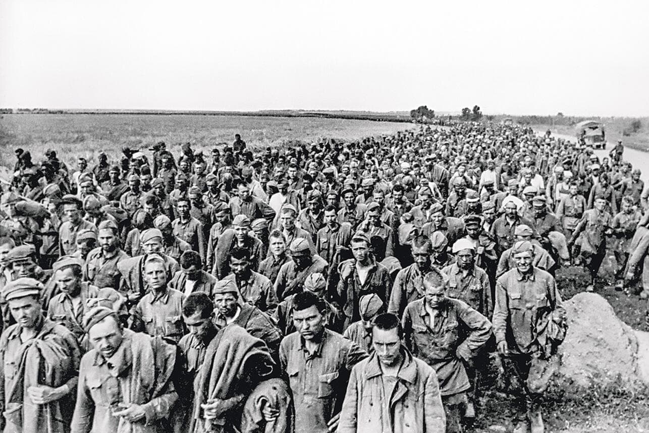 Колонна советских военнопленных, июнь 1941 года. Немцы гнали пленных пешком через сотни километров