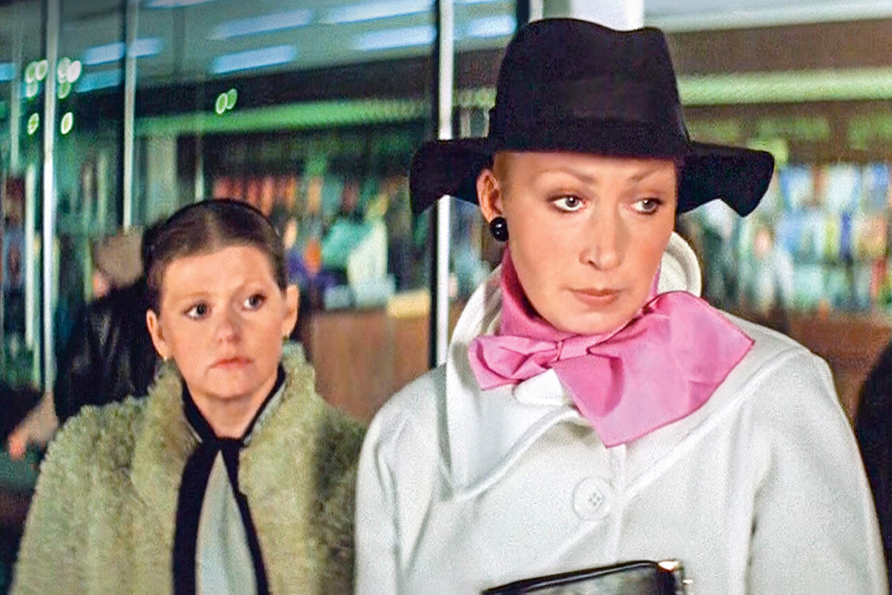 Татьяна Васильева и Ирина Муравьёва в фильме Самая обаятельная и привлекательная 1985