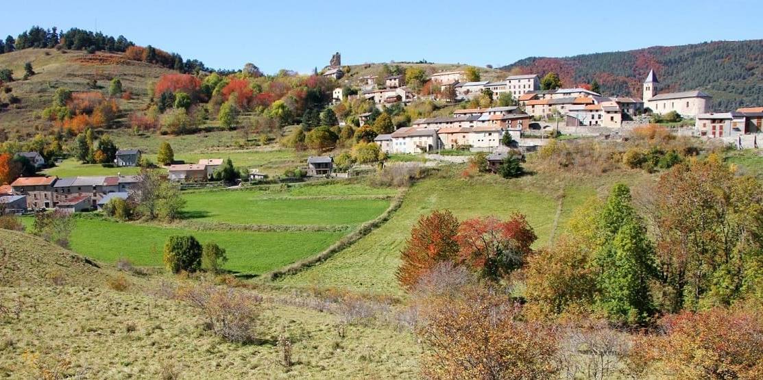 Современный вид деревни Монтайю в Пиренеях с каменными домами на склоне горы