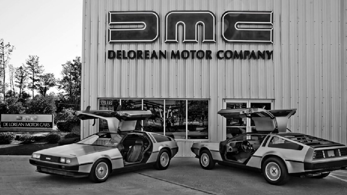 Автосалон дилера DeLorean Motor Company с выставленными автомобилями США 1981
