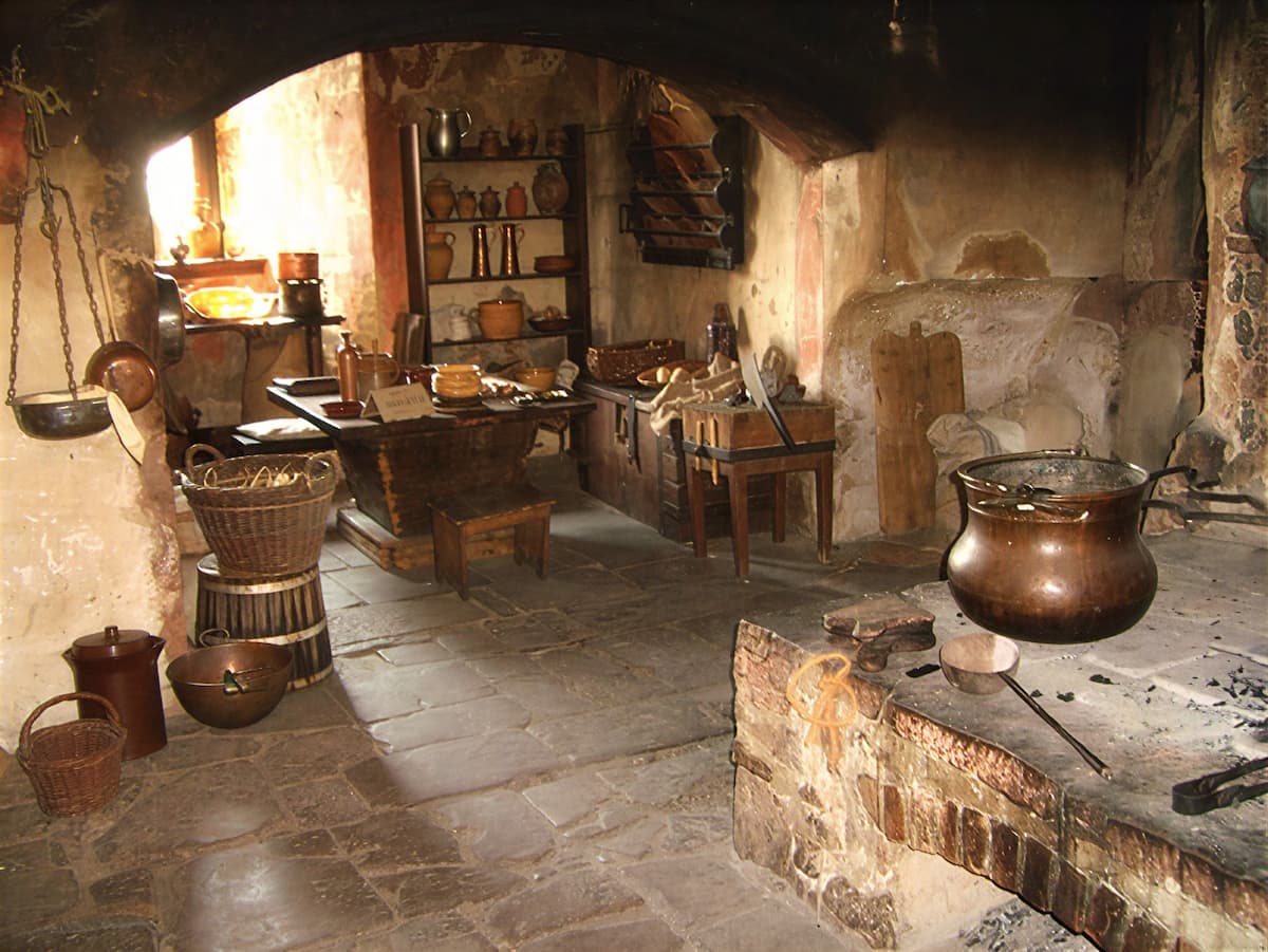 Закопчённый потолок средневекового дома &mdash; следы от горения сальных свечей