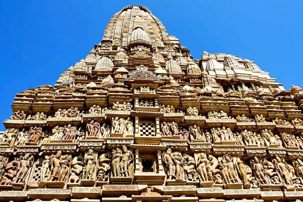 Храм Вишванатха с высокой шикхарой и богато украшенным резьбой фасадом