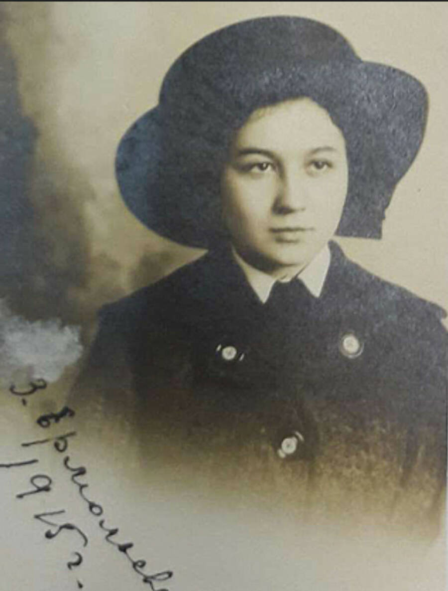 Зинаида Ермольева гимназистка Новочеркасск 1915 год юная