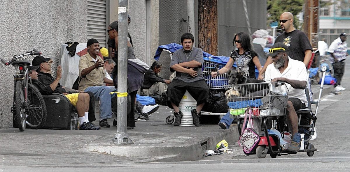 Бездомные на улицах Лос-Анджелеса собирают банки и бутылки для переработки