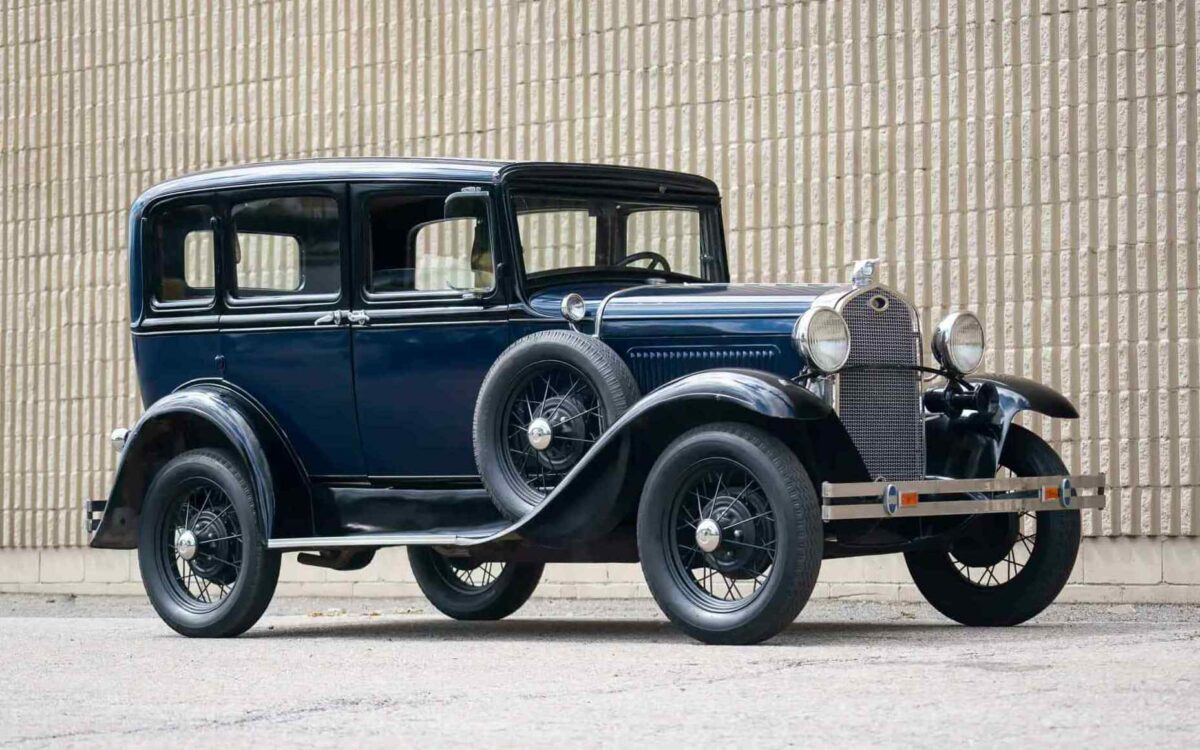 Ford Model A 1920-х годов чёрного цвета на улице