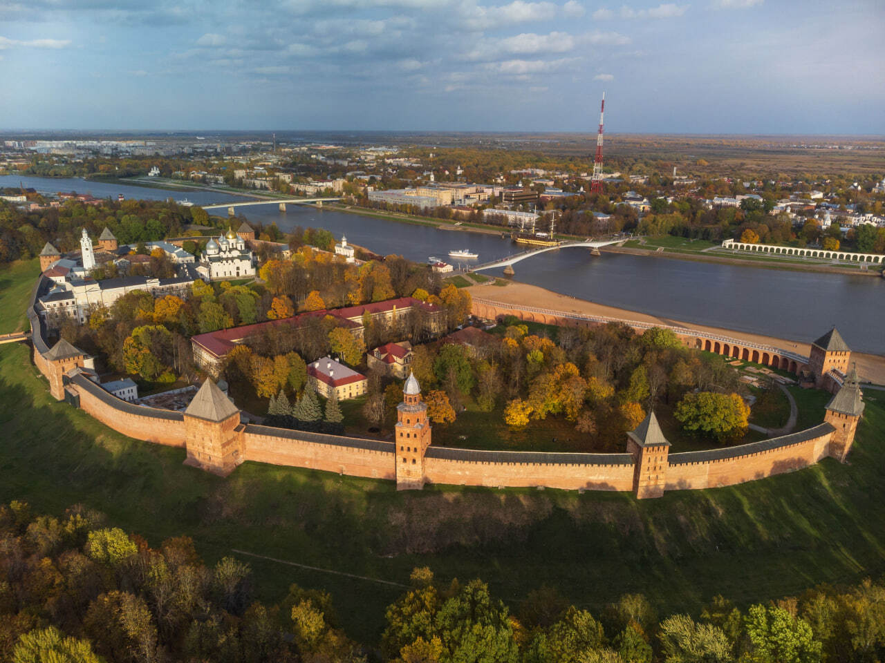 Вид на Новгородский кремль и стену с башнями с противоположного берега реки Волхов