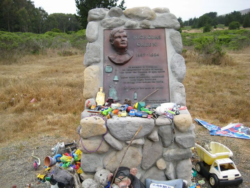 Памятник на месте гибели Николаса Грина на автостраде А3 в Калабрии, Италия