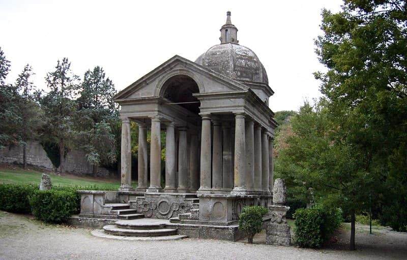 Храм Джулии в Бомарцо &mdash; восьмиугольный мемориал супруге Орсини на вершине холма