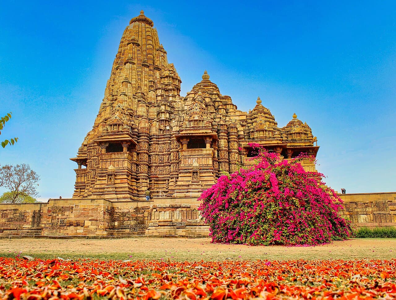 Храм Кандарья Махадева, крупнейший в комплексе Кхаджурахо, вид с южной стороны