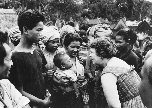 Маргарет Мид беседует с жителями племени во время полевых исследований