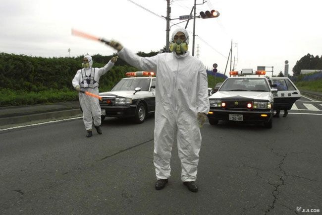 Полицейское оцепление у завода JCO в Токаймуре после ядерной аварии 30 сентября 1999 года