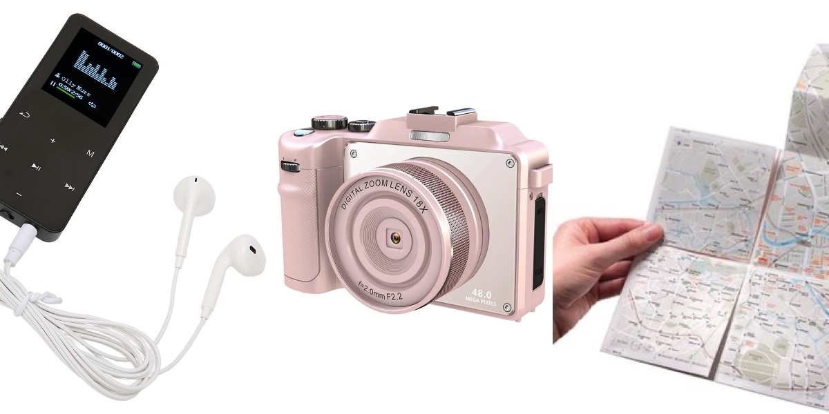 Плеер рядом с фотоаппаратом и бумажной картой