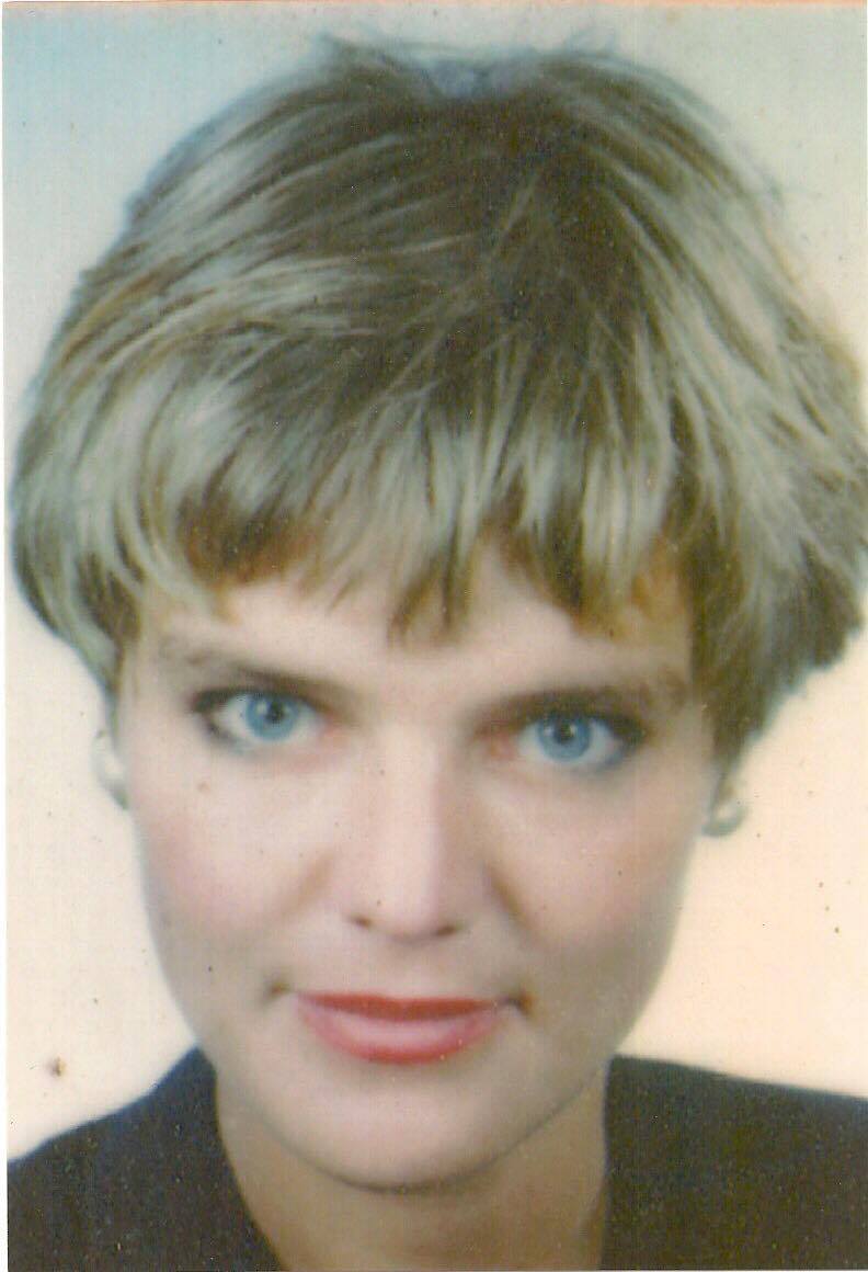 Черно-белое портретное фото молодой Аннет Херфкенс с длинными волосами, 1990-е годы