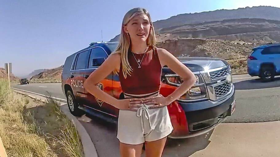 Габби Петито разговаривает с полицейским на обочине дороги после инцидента, кадр bodycam