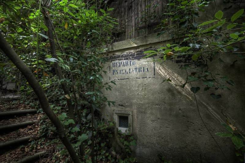 Заброшенное здание психиатрической клиники на острове Повелья