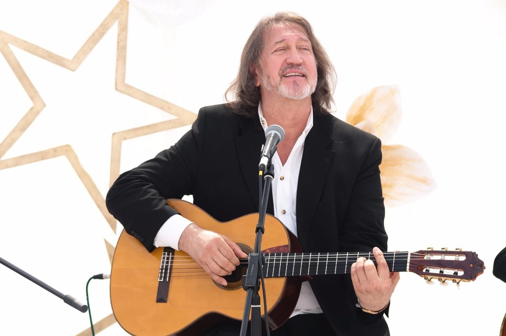 Олег Митяев с гитарой &mdash; автор песни Как здорово, народный артист России, бард