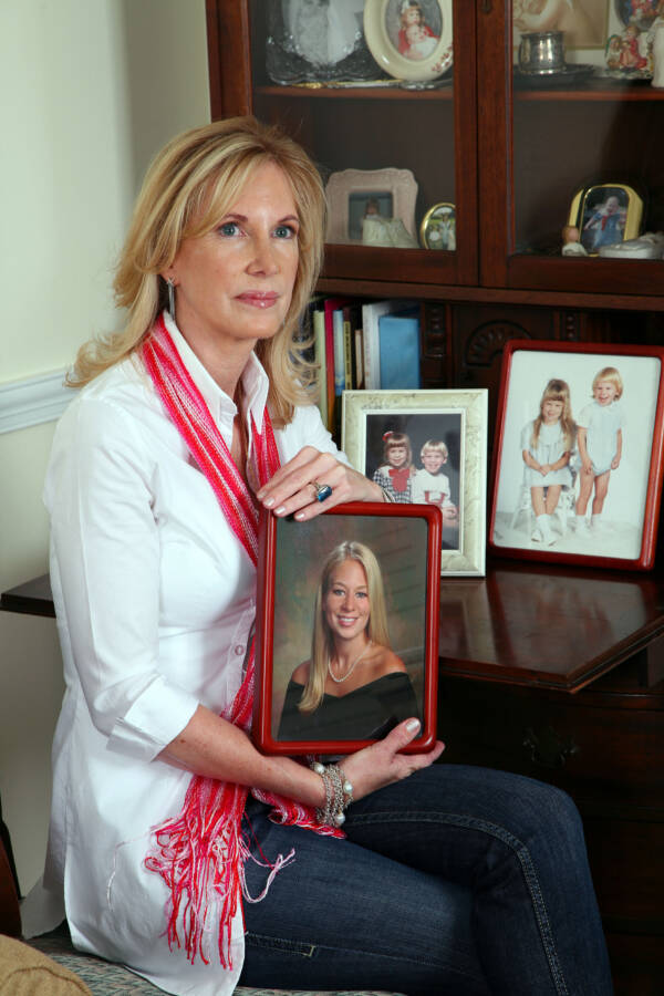 Элизабет Бет Холлоуэй с портретом дочери Натали Холлоуэй