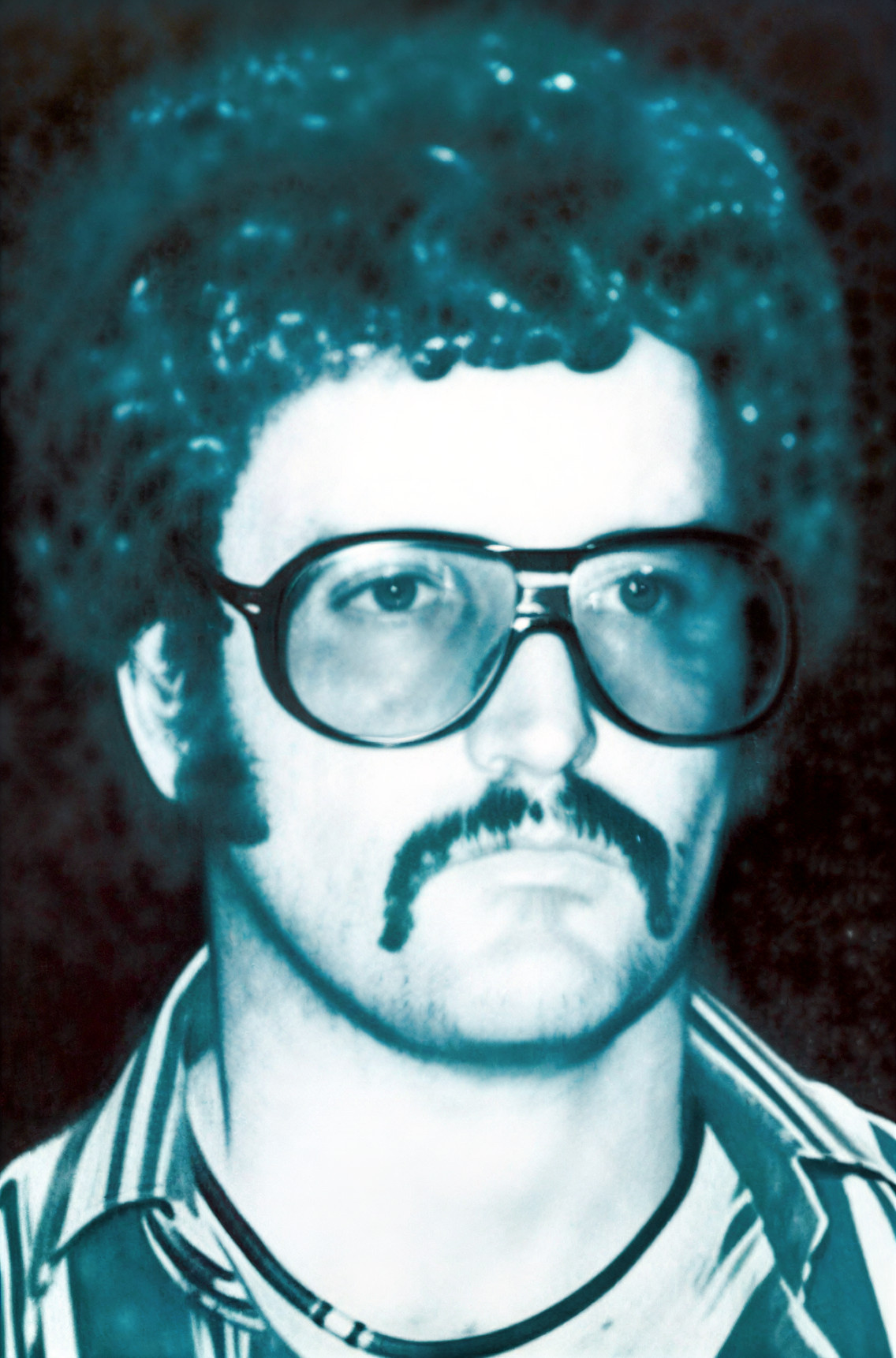 Андре Стандер в гриме для ограбления банка парик борода усы