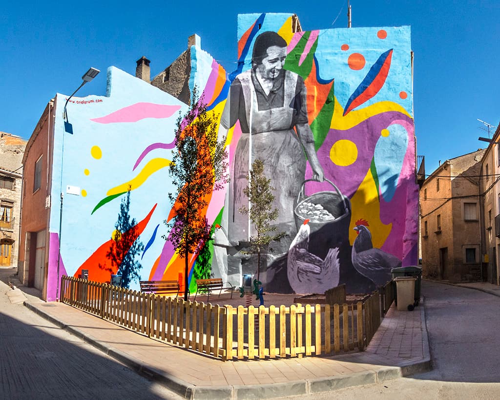 Мурал Ориола Аруми с пожилой женщиной и курами на углу улицы