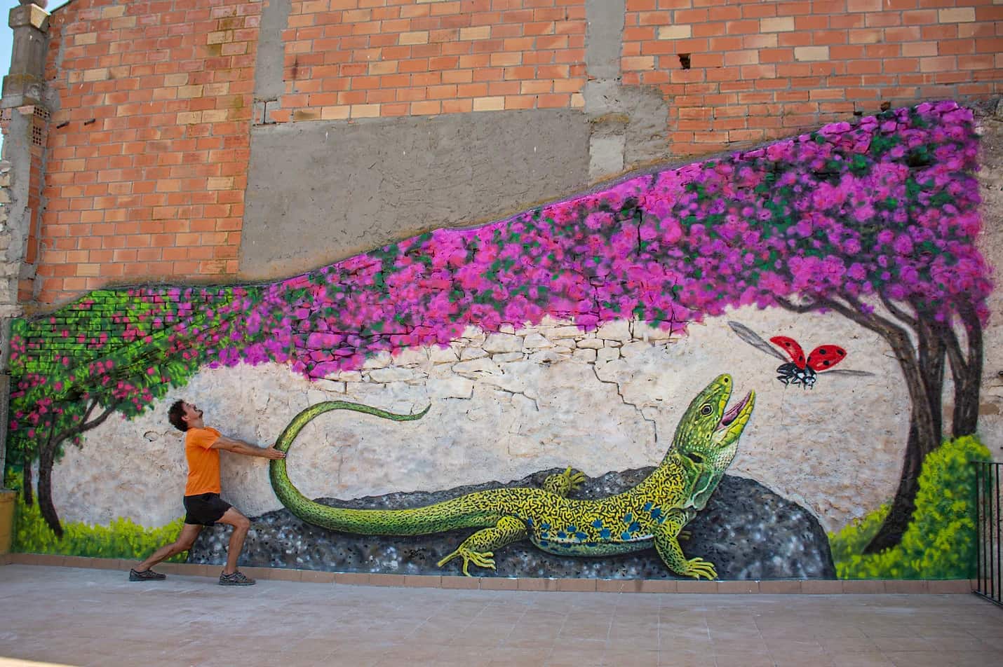Мурал ящерицы среди цветов работы Ориола Аруми