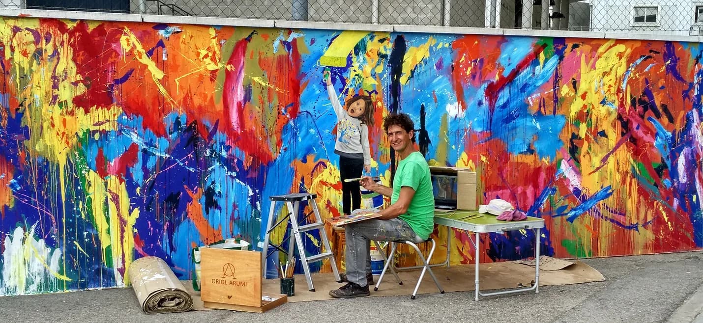 Ориол Аруми рисует абстрактный мурал с девочкой в Каталонии