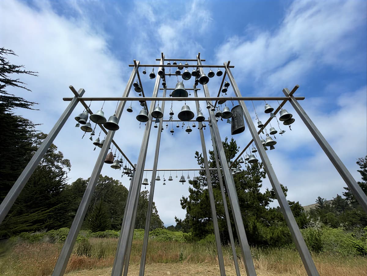 Башня детских колоколов в Бодега-Бей, Калифорния — мемориал Николасу Грину