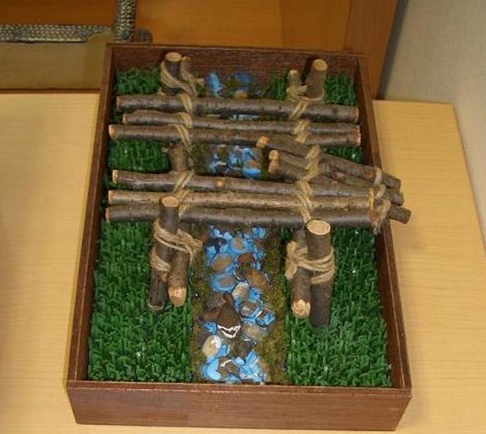 Деревянный макет древнего речного туалета кавая