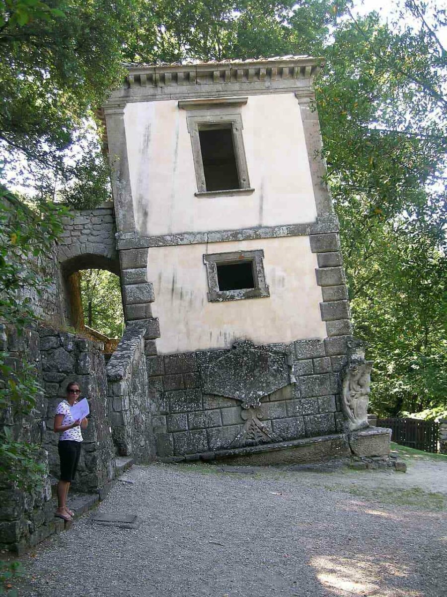 Падающий дом Casa Storta в парке Бомарцо &mdash; наклонное здание XVI века, дезориентирующее посетителей