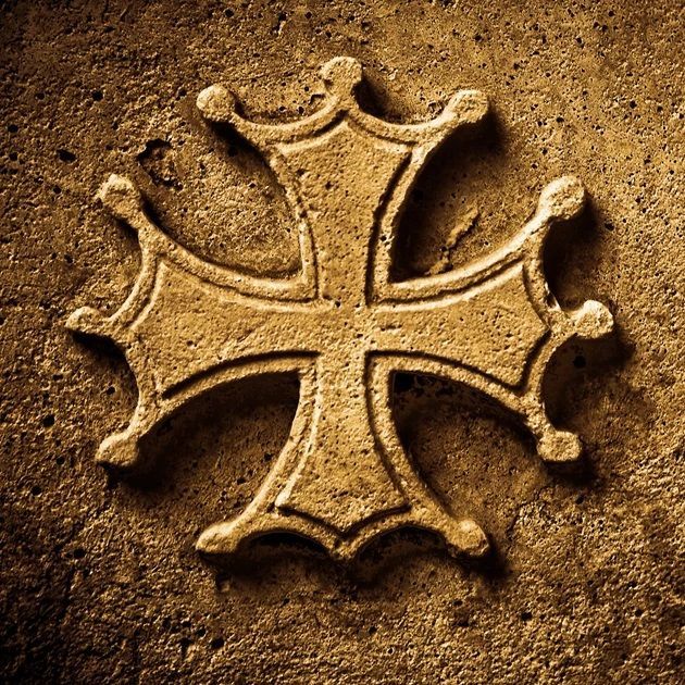 Окситанский крест символ катарской альбигойской ереси золотой на красном фоне