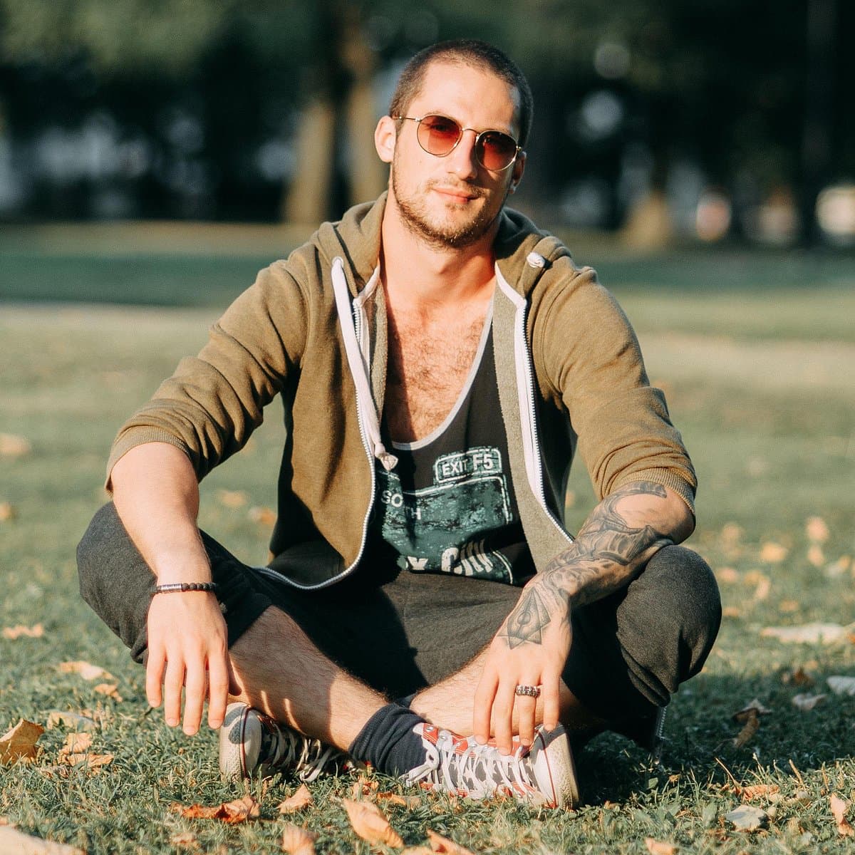 Дмитрий Березин с микрофоном и камерой снимает видео на фоне старинного особняка в Санкт-Петербурге