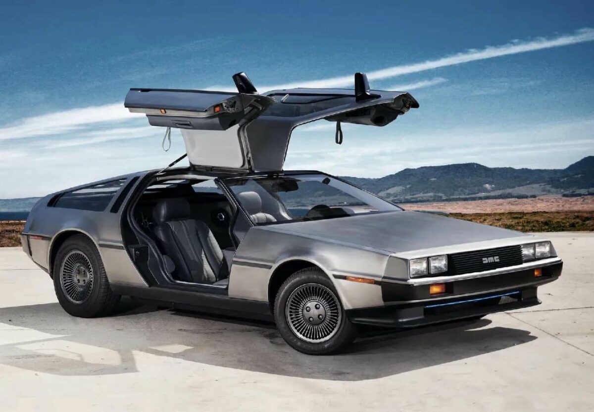 DeLorean DMC-12 серебристого цвета с открытыми дверями крыльями чайки