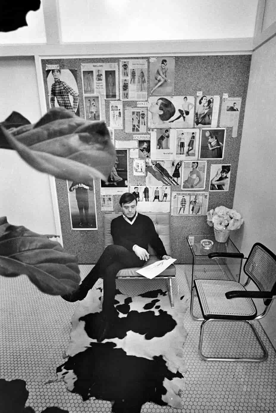 Руди Гернрайх за работой в мастерской с тканями 1960-е