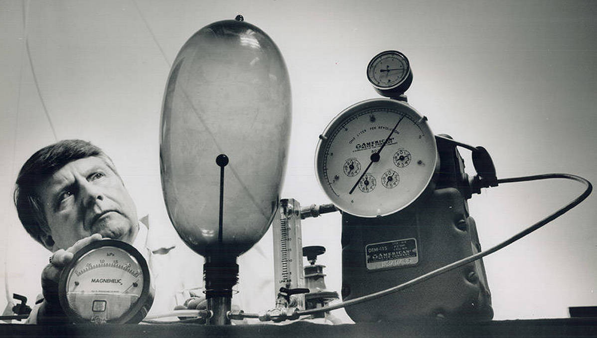 Испытание прочности резинового презерватива начало XX века