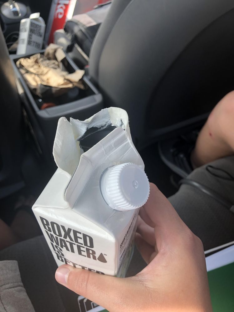 Пакет молока с оторванным углом в детской руке