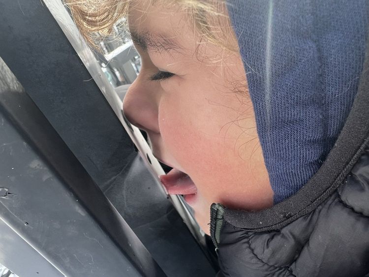 Мальчик кричит в щель между дверью и стеной