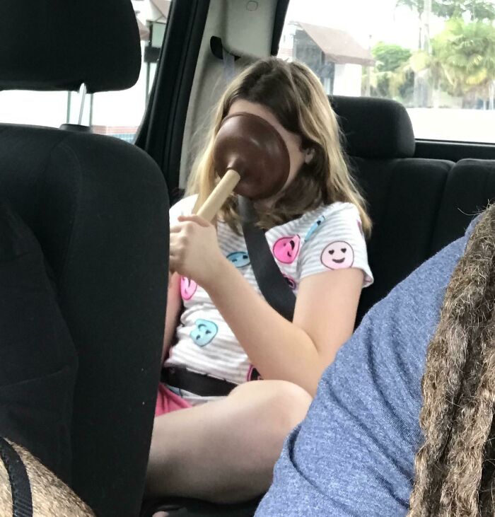 Ребёнок в машине сосёт вантуз